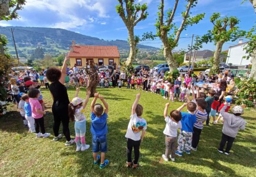 Os nenos e nenas de Neda celebran a tradicional festa dos maios en Albarón con flores, música e moito baile